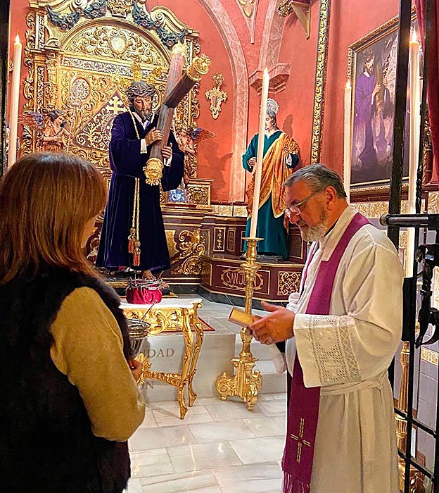 La hermana mayor, junto a Jesús Poyato, durante la bendición de la nueva pieza