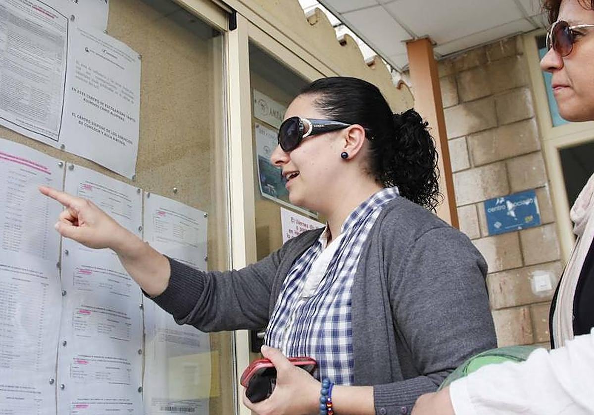 Madres consultando las listas de escolarización en un colegio de Córdoba