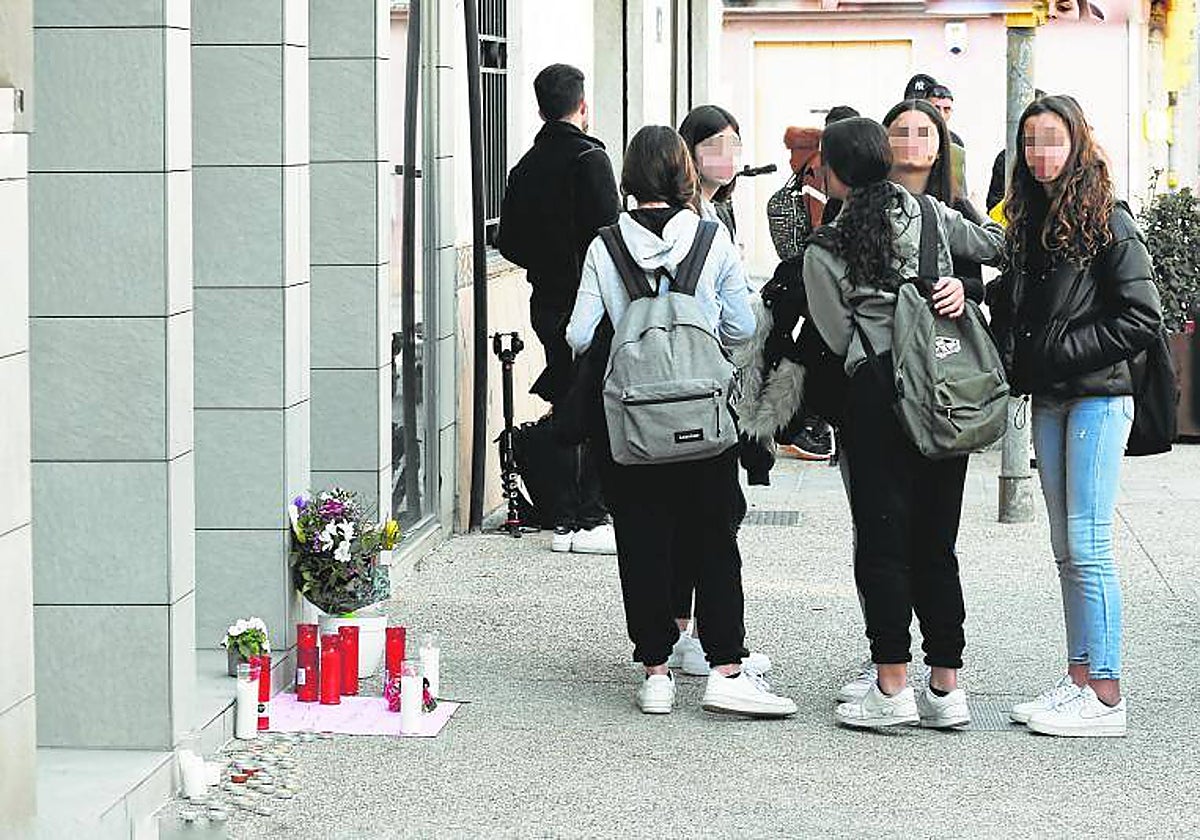 Adolescentes, frente a la casa en la que vivían Alana y Leila, en Sallent