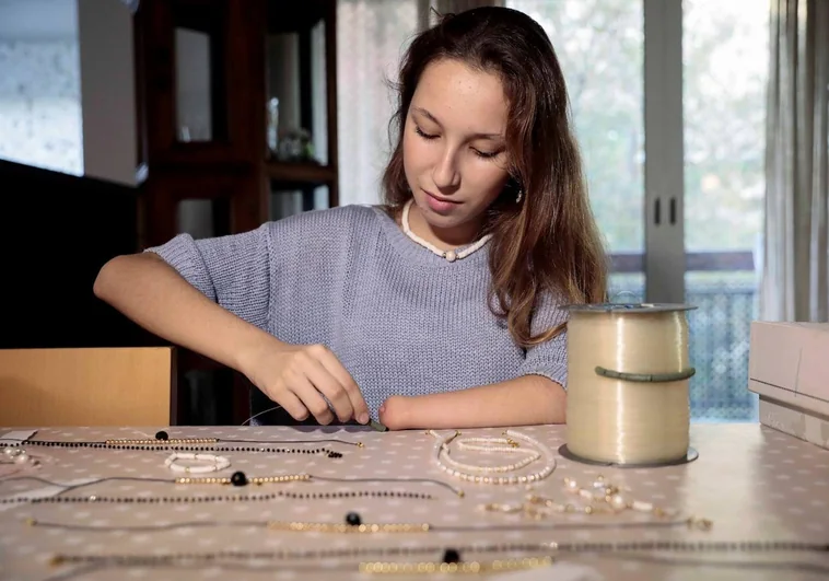 La lucha de Anita no ha terminado: la joven que vende joyas caseras sigue trabajando para lograr su mano biomecánica