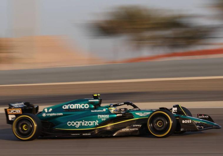 Fernando Alonso, con su nuevo Aston Martin, probando en el circutio de Baréin