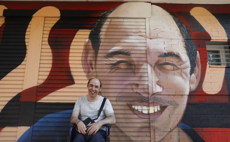 Imagen principal - El artista David Barrera ha pintado las fachadas de la oficina con la ayuda de las personas a las que presta servicio; en grande, el grafiti de Daniel Díaz, el impulsor del proyecto