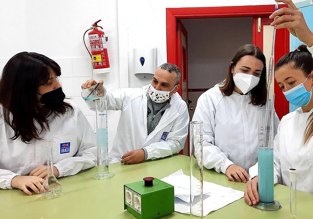 Alumnos de FP Dual en el laboratorio de la planta de Ubago en La Línea