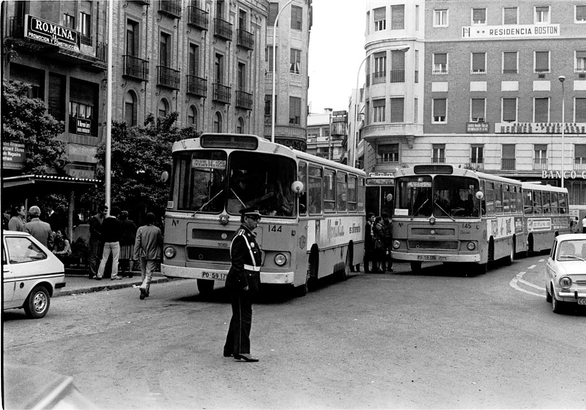 Un Policía Local delante de autobuses en Las Tendillas, a comienzos de los años 80