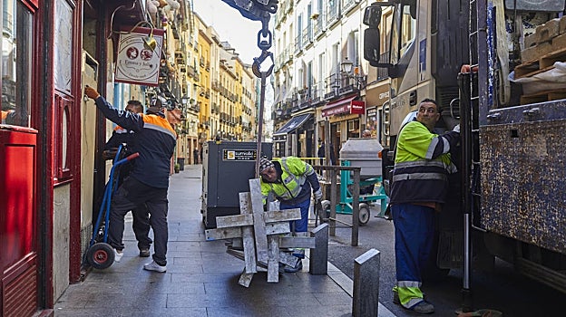 Los operarios descargan el material de obra en la Cava Baja, el jueves de la semana pasada