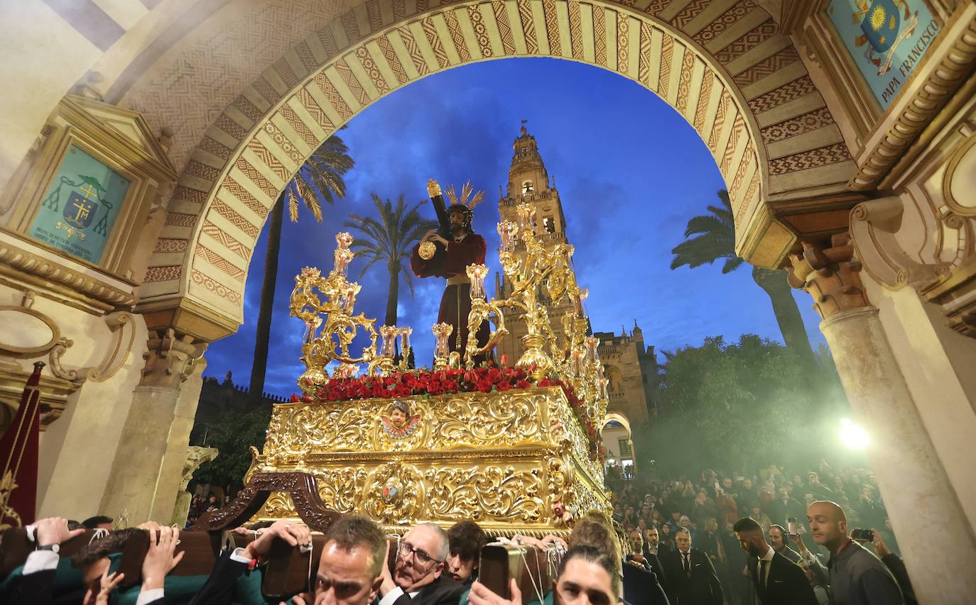 El Vía Crucis de las cofradías con Jesús del Buen Suceso de Córdoba, en imágenes