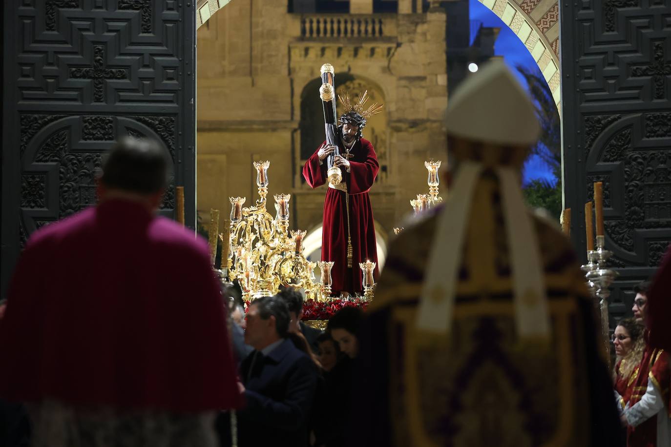 El Vía Crucis de las cofradías con Jesús del Buen Suceso de Córdoba, en imágenes