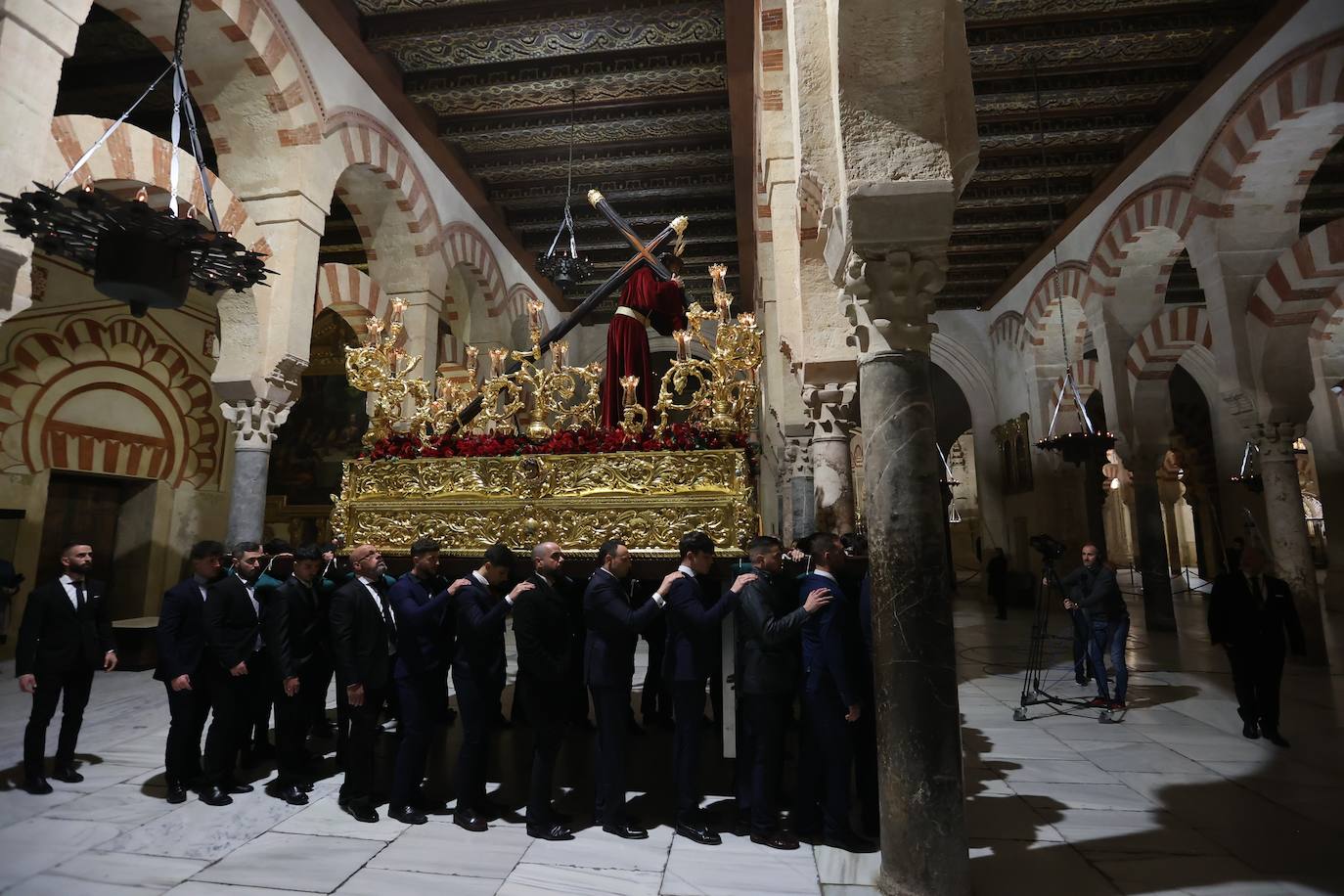 El Vía Crucis de las cofradías con Jesús del Buen Suceso de Córdoba, en imágenes