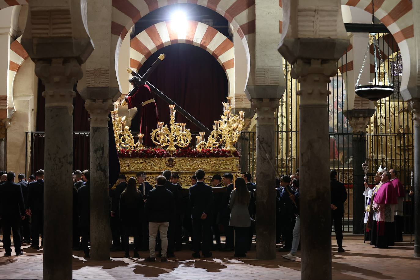 El Vía Crucis de las cofradías con Jesús del Buen Suceso de Córdoba, en imágenes