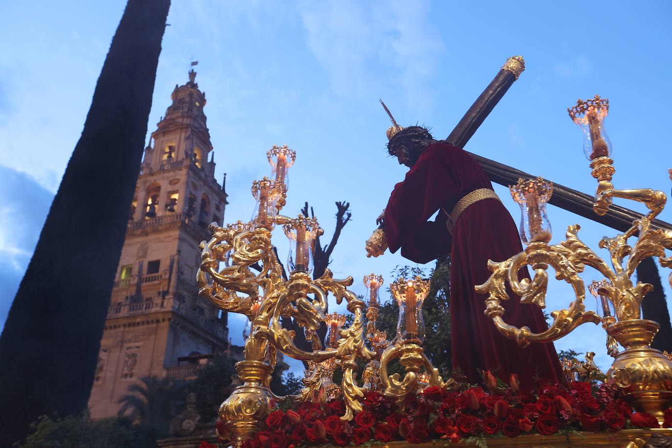 El Vía Crucis de las cofradías con Jesús del Buen Suceso de Córdoba, en imágenes