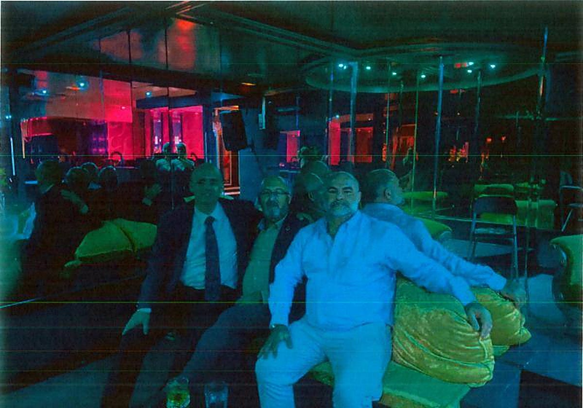 Juan Bernardo Fuentes, alias Tito Berni, en el centro de la imagen, en un prostíbulo de Madrid, junto a un empresario y el conseguidor de la trama, a la derecha