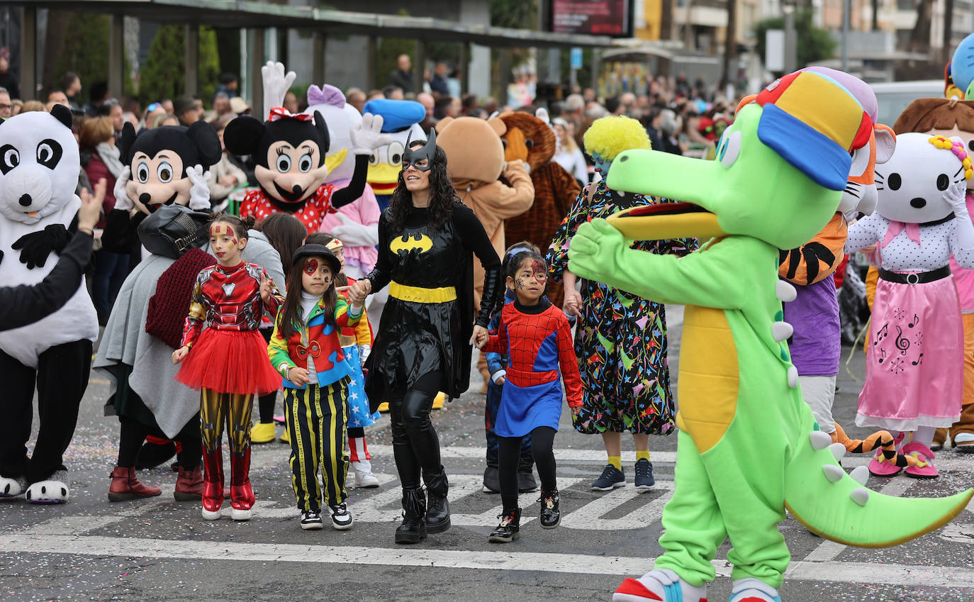 La colorida Cabalgata del Carnaval de Córdoba, en imágenes