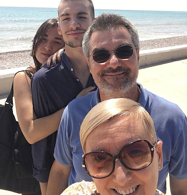 Josep, junto a sus padres y su hermana