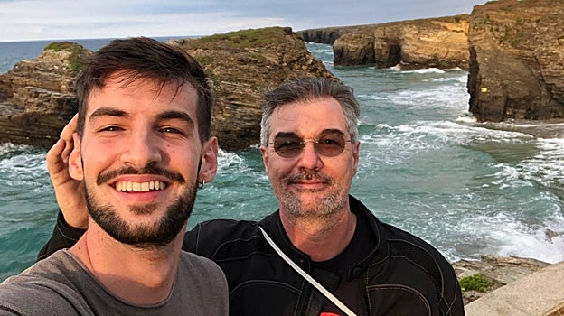 Josep, junto a su padre, durante el viaje en moto a Galicia