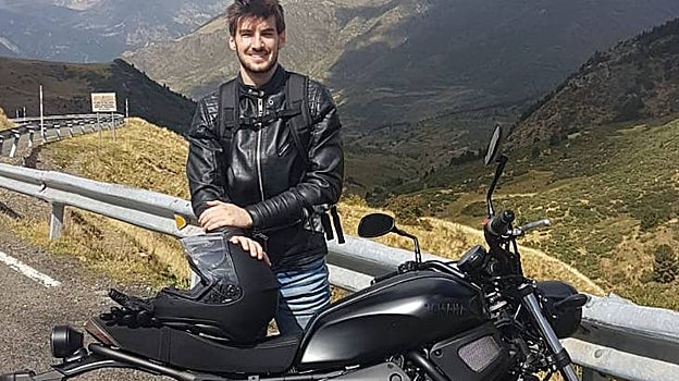 Josep, junto a su moto