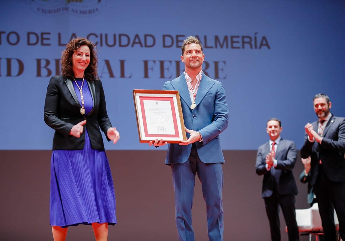 David Bisbal, junto a la regidora María del Mar Vázquez, es ya Hijo Predilecto de la Ciudad de Almería.