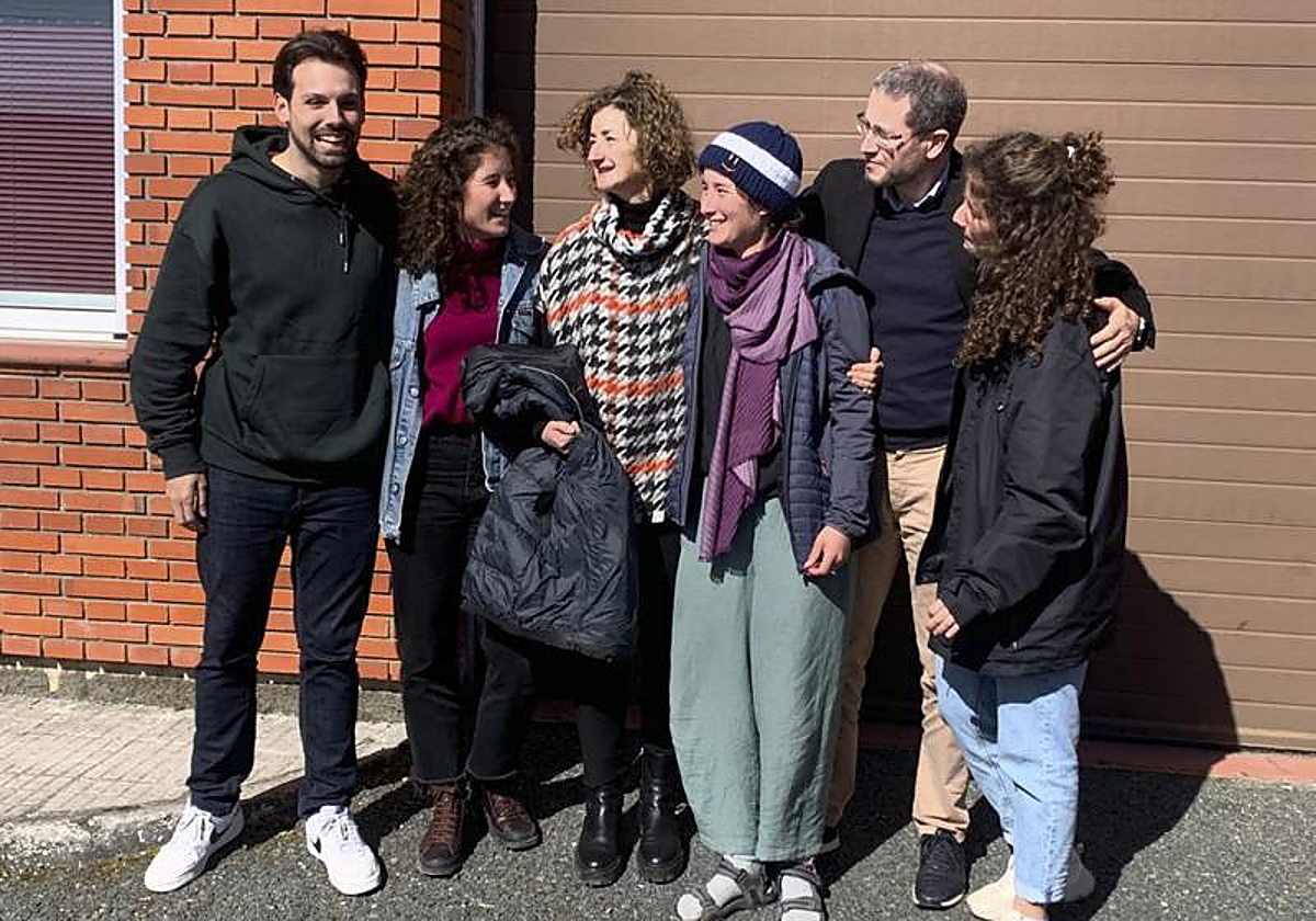 Ana Baneira, tercera por la derecha, con su familia