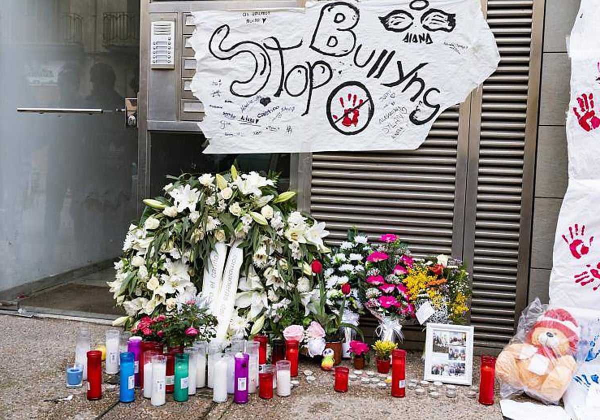 Velas, flores y pancartas en el domicilio de la menor de 12 años