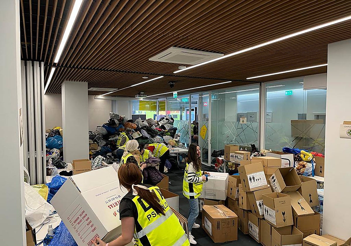 Voluntarios de DYA organizan y clasifican la ropa donada durante la campaña