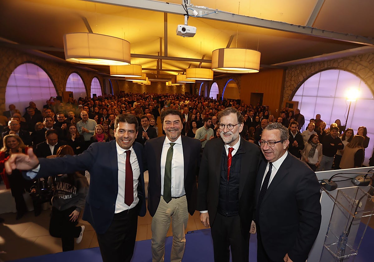 Luis Barcala, entre Carlos Mazón, Mariano Rajoy y Toni Pérez, este martes en Alicante.