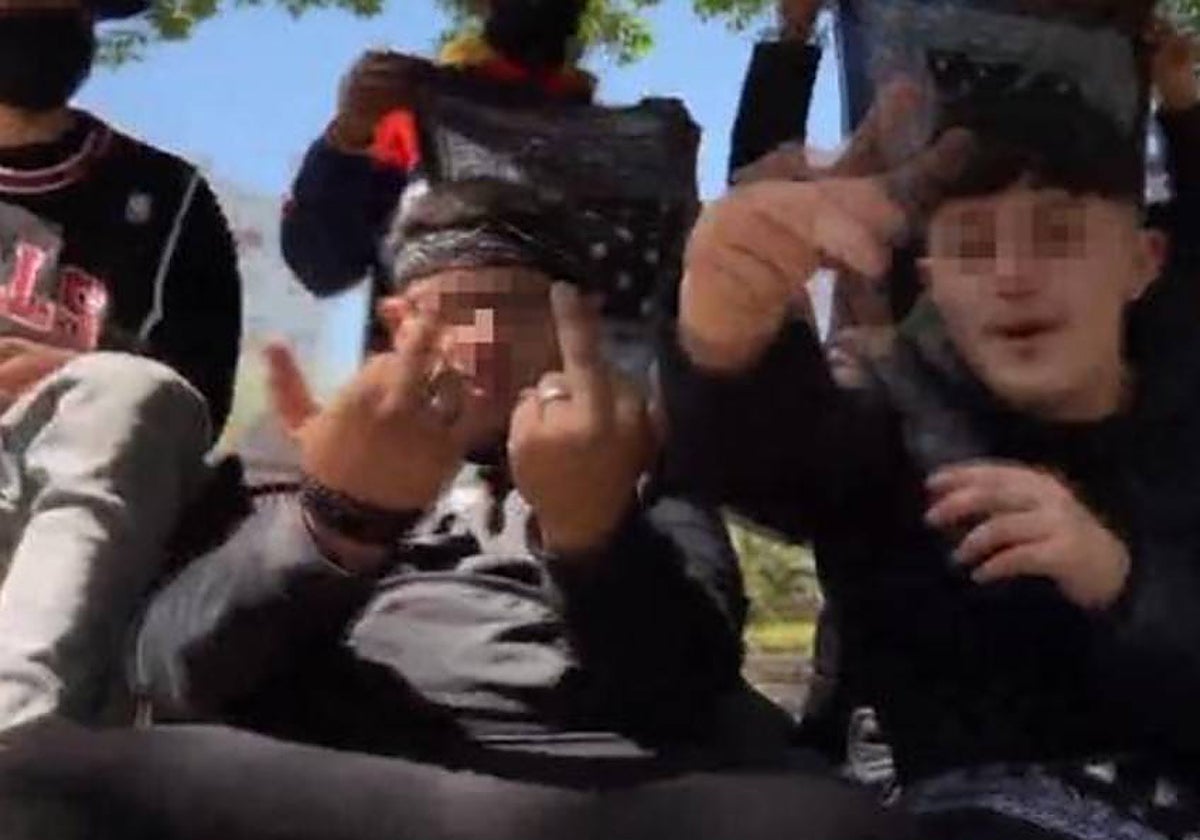 David Bárcena, primero por la derecha, en un videoclip con otros DDP