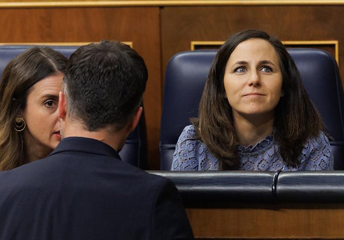 La ministra de Igualdad, Irene Montero; el portavoz de ERC en el Congreso, Gabriel Rufián y la ministra de Derechos Sociales y Agenda 2030, Ione Belarra, durante una sesión de control al Gobierno, en el Congreso