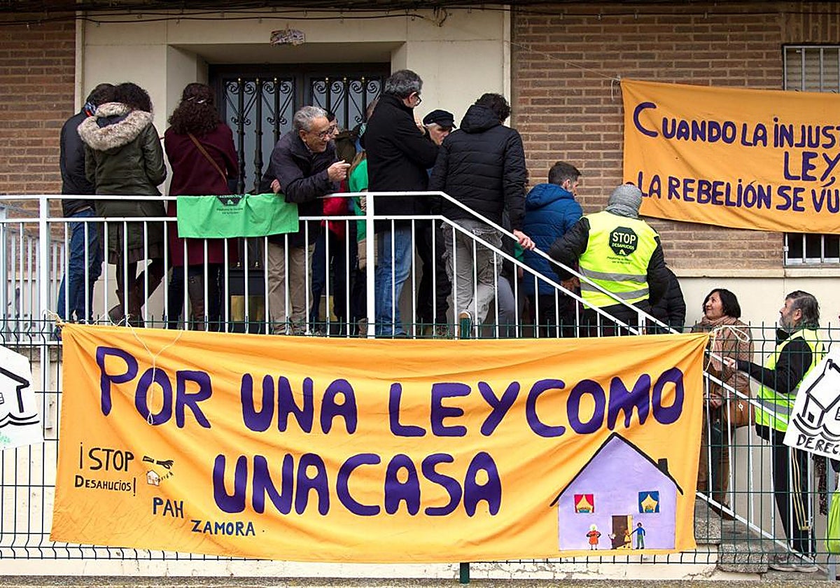 Un grupo de personas intenta paralizar un desahucio en Zamora
