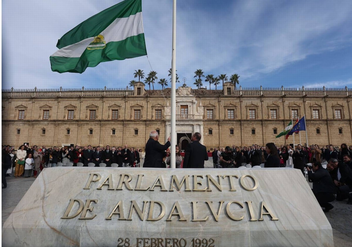 El presidente del Parlamento, Jesús Aguirre, en el acto de izado de la bandera de Andalucía en la fachada principal del Parlamento