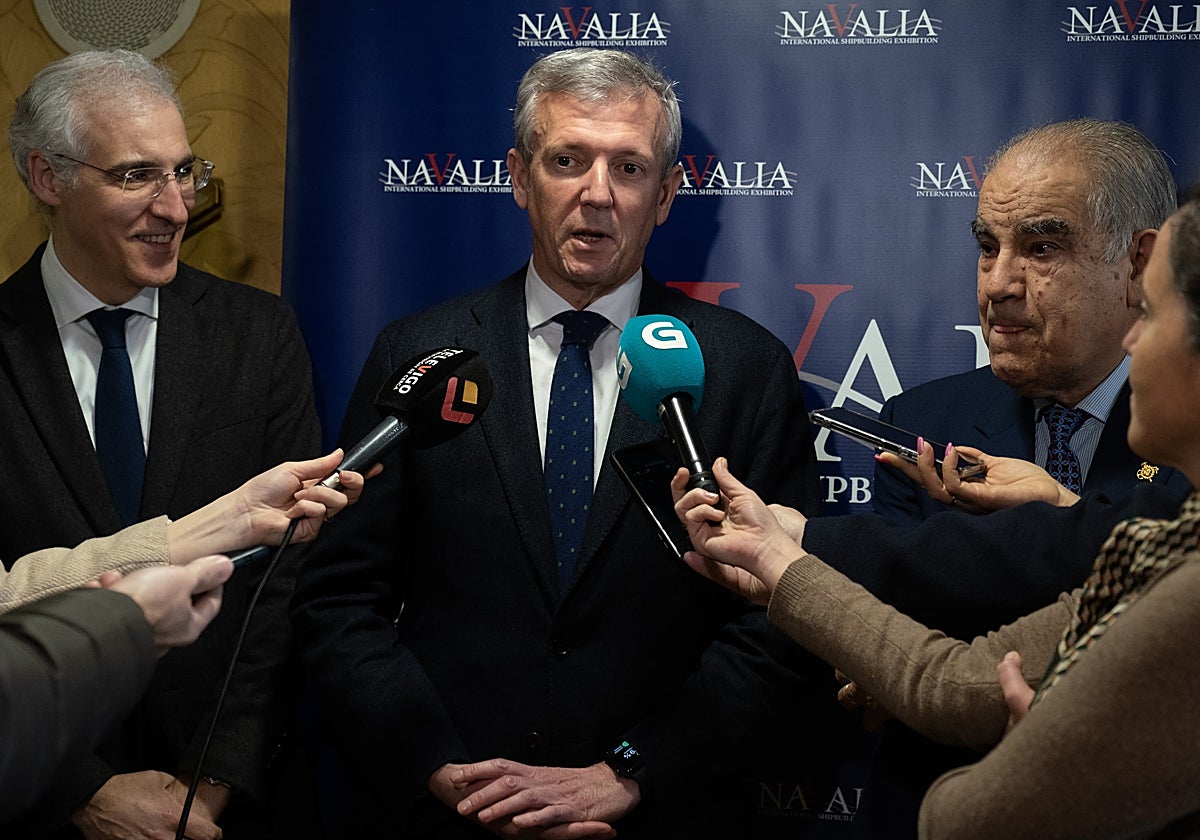Alfonso Rueda (centro), respondiendo este martes a los periodistas antes de un acto en Vigo