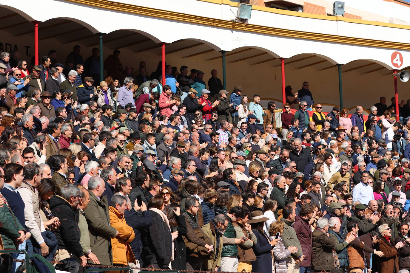 El triunfo de Manuel Román en su debú con picadores, en imágenes