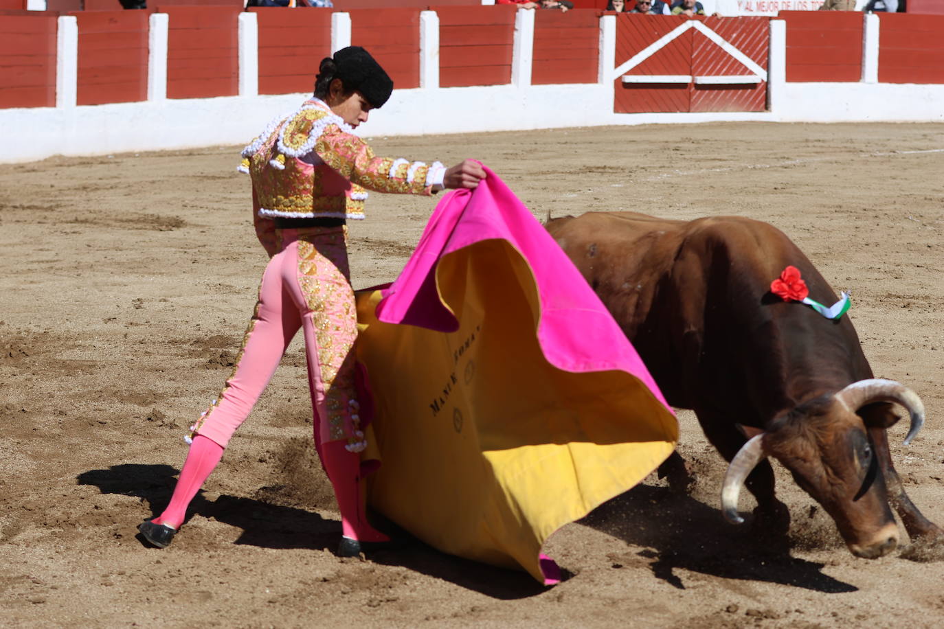 El triunfo de Manuel Román en su debú con picadores, en imágenes