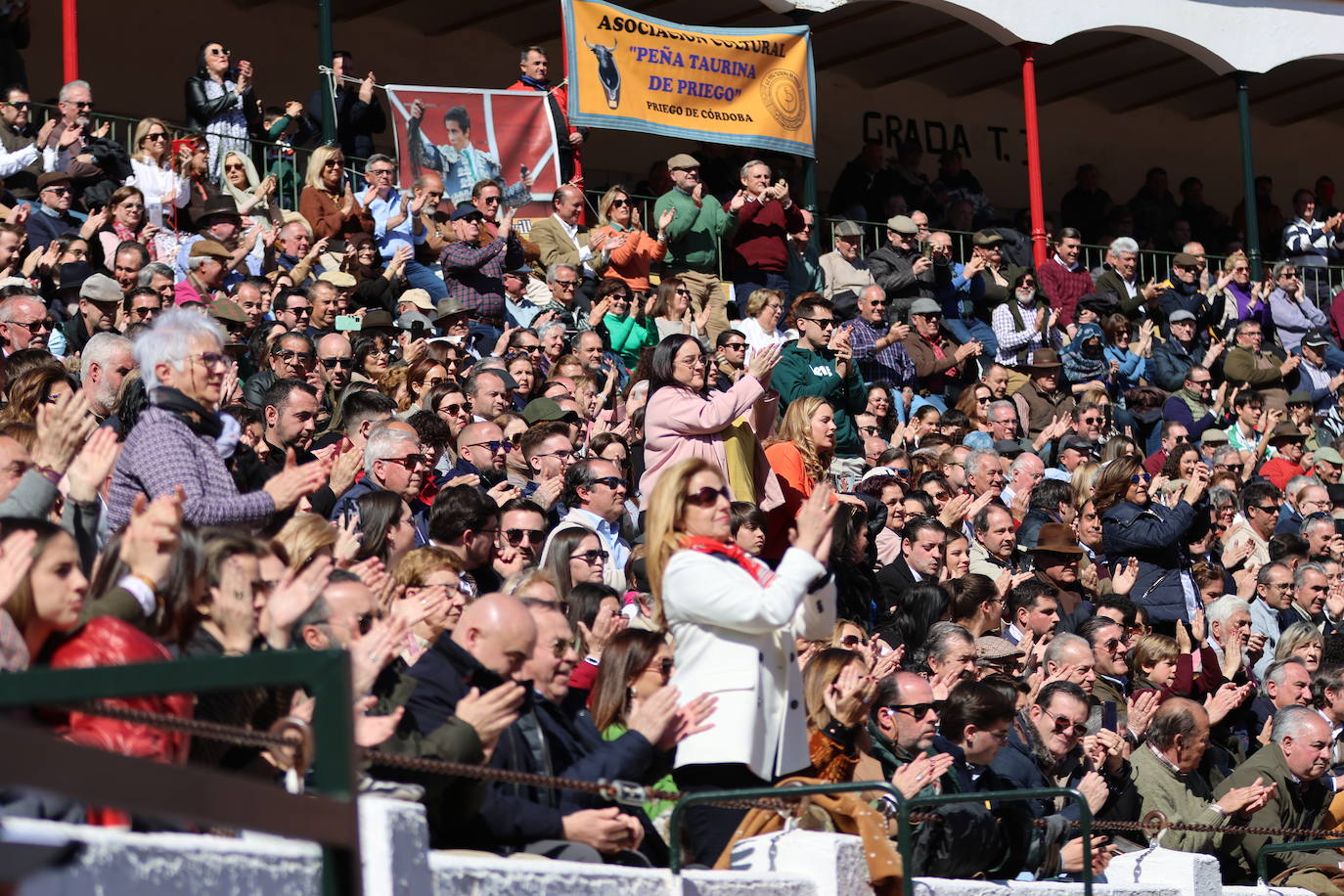 El triunfo de Manuel Román en su debú con picadores, en imágenes