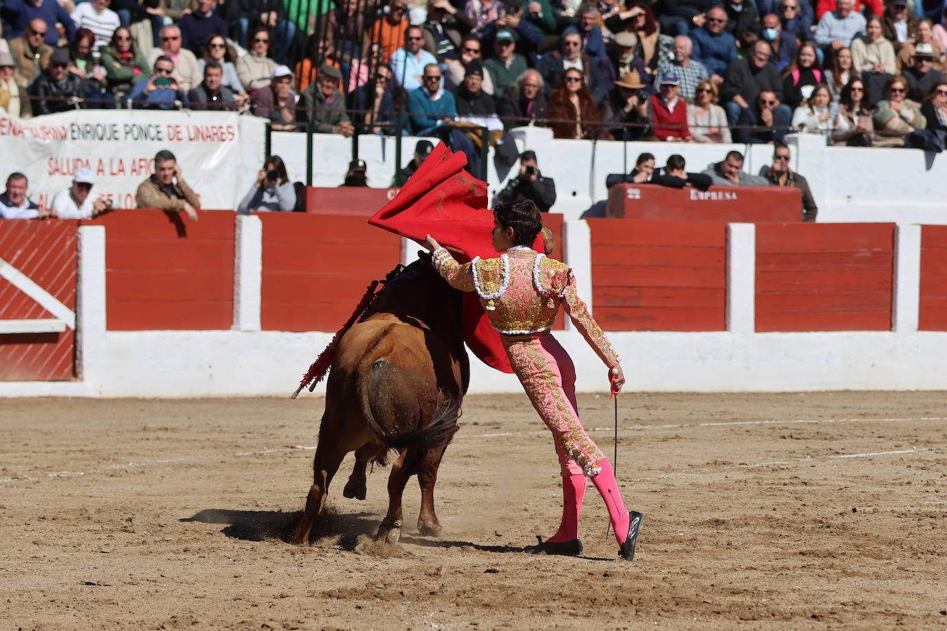 El triunfo de Manuel Román en su debú con picadores, en imágenes