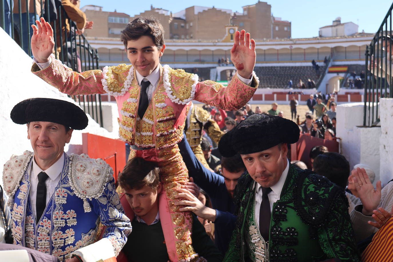 El triunfo de Manuel Román en su debú con picadores, en imágenes