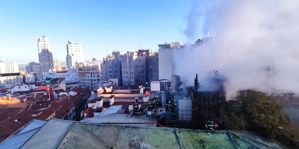 Sofocado Un Aparatoso Incendio En La Azotea De Un Hotel En El Centro De Madrid