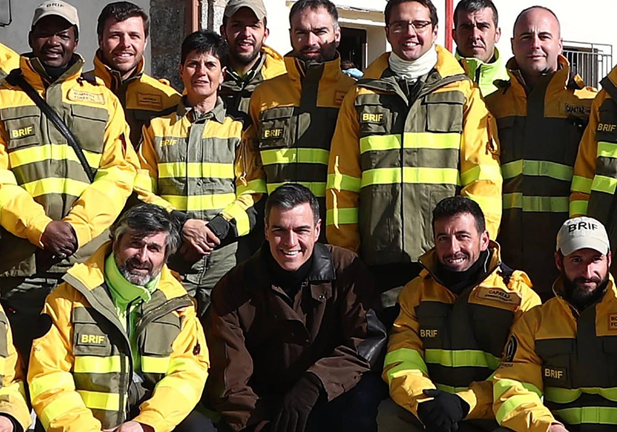 Pedro Sánchez, este martes con los trabajadores de la BRIF del Puerto del Pico (Ávila)