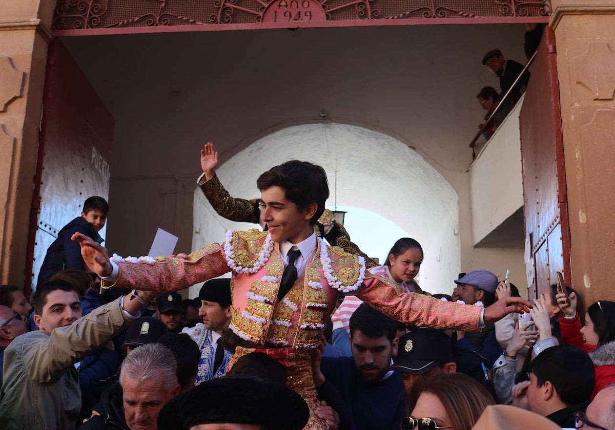 Manuel Román sale a hombros de la plaza de Linares tras haber cortado cuatro orejas