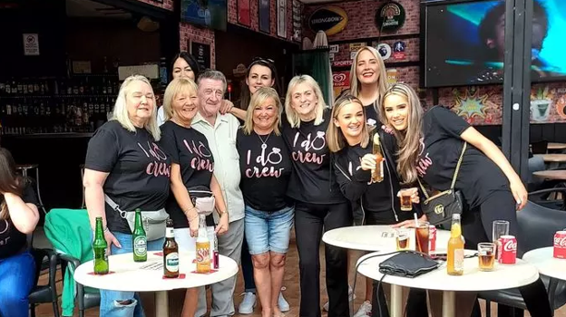 Imagen de Derek junto a un grupo de fans en un bar de Benidorm