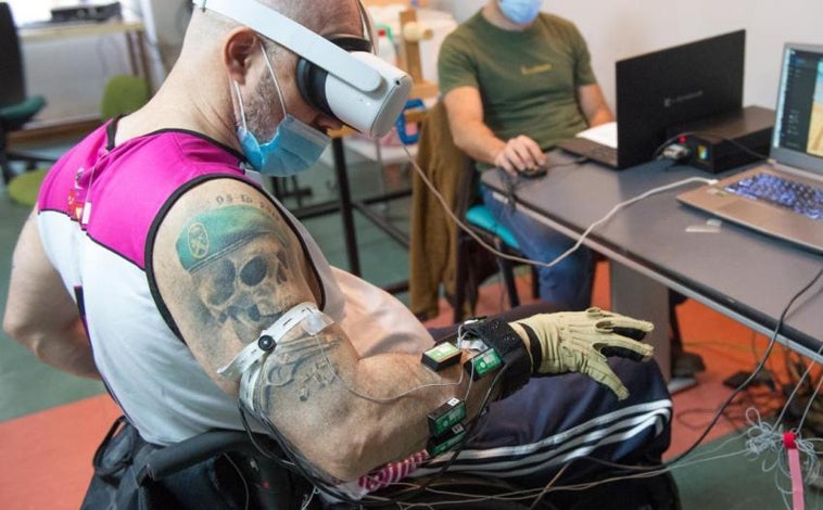 Imagen principal - Arriba, en una terapia virtual inmersiva para ayudar a rehabilitar los miembros superiores. En las otras dos imágenes, el primer tatuaje en el momento actual (un selfi del propio Román) y el día que se hizo