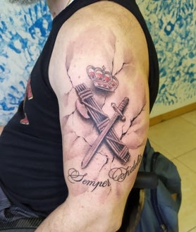 Imagen secundaria 2 - Arriba, en una terapia virtual inmersiva para ayudar a rehabilitar los miembros superiores. En las otras dos imágenes, el primer tatuaje en el momento actual (un selfi del propio Román) y el día que se hizo