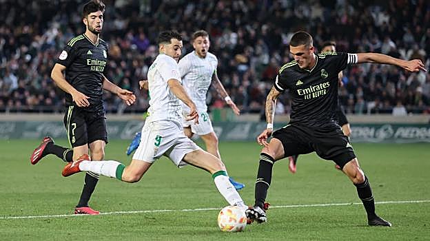 Juan Villar golpea del balón ante el Castilla