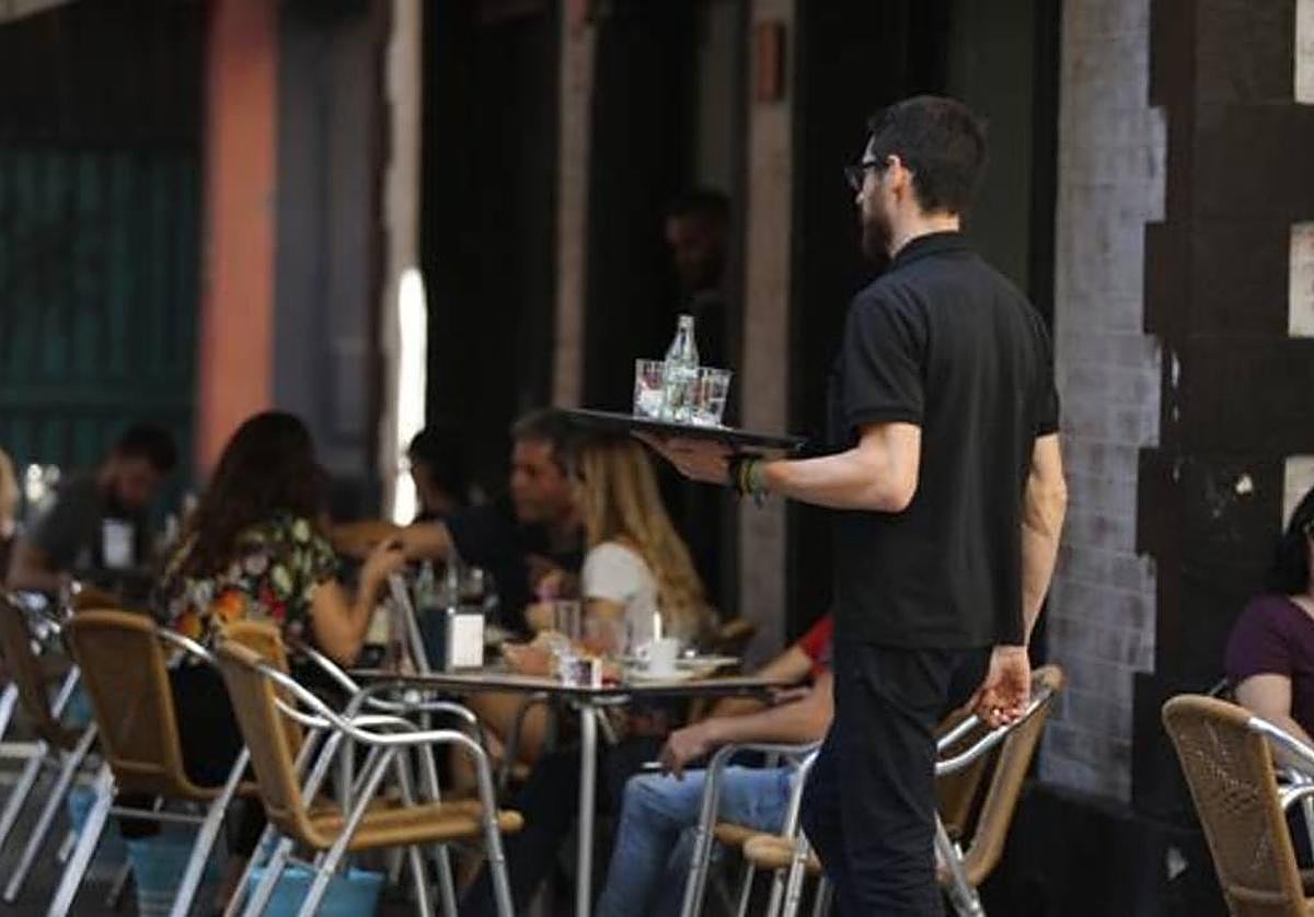 El paro ha bajado en el sector servicios en febrero