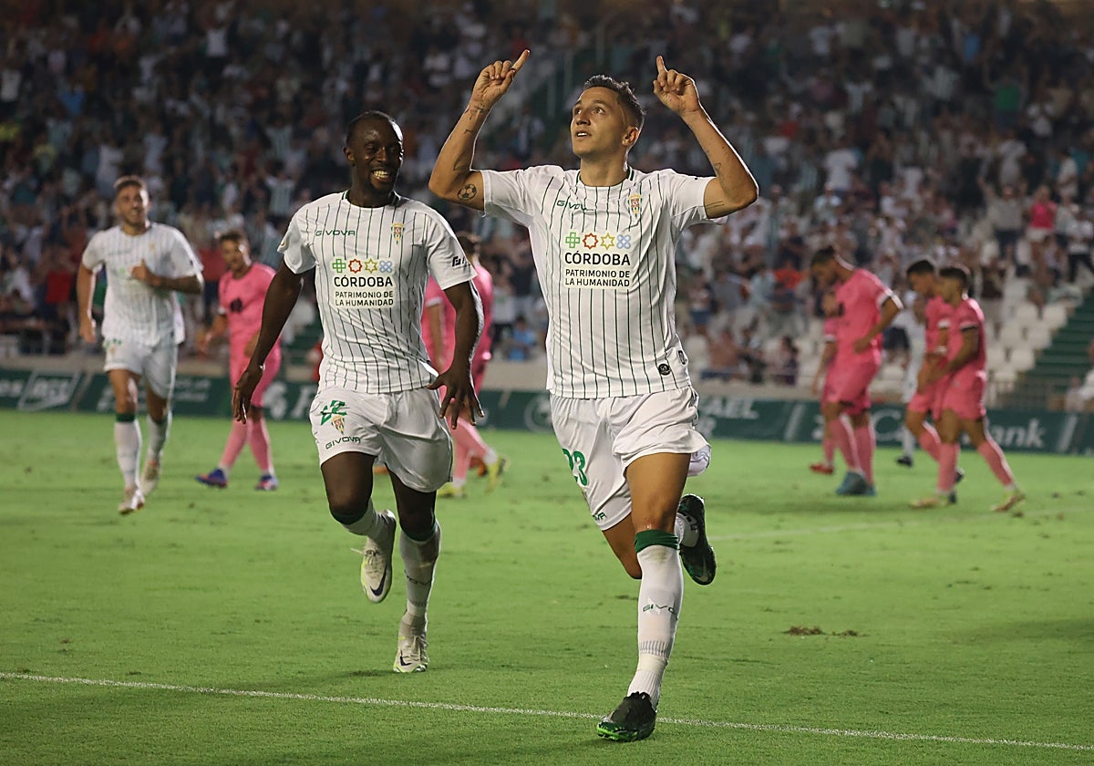 Cristian Carracedo celebra un gol en El Arcángel apuntando al cielo