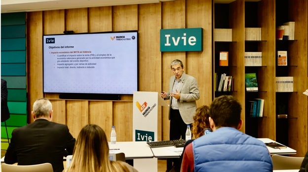 investigador y catedrático del Ivie, Joaquín Maudos, en la presentación de datos económicos del Maratón Valencia