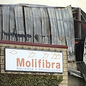 Un aparatoso incendio devora en horas una nave de Molifibra, en Burgos