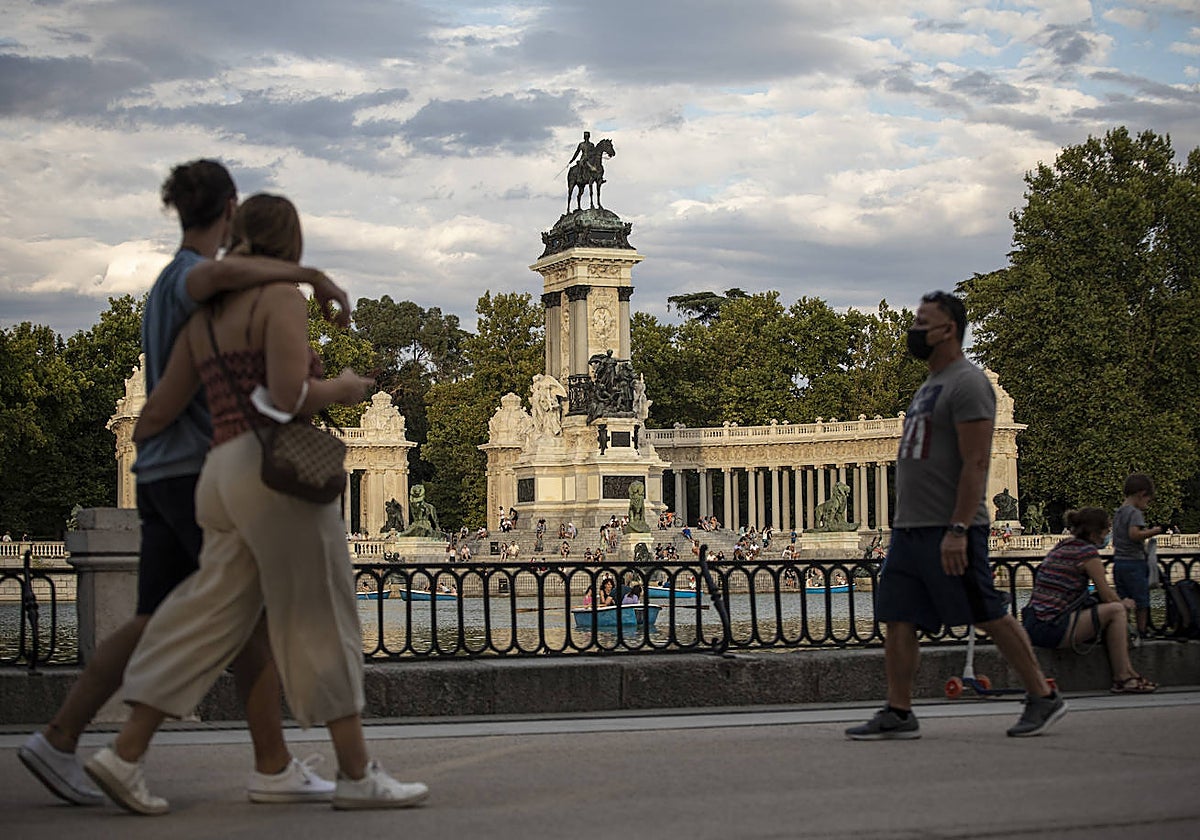 Varias personas pasean por el parque del Retiro, un pulmón verde en el centro de Madrid