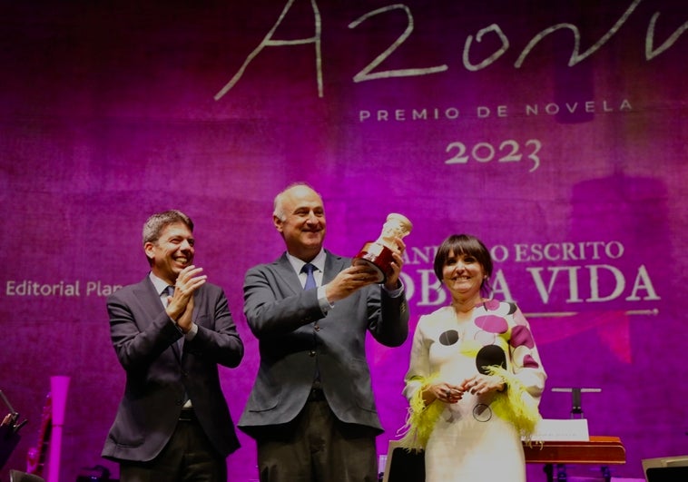 Fernando Benzo gana el Premio Azorín de Novela con 'Los perseguidos', un relato sobre corrupción y bajos fondos