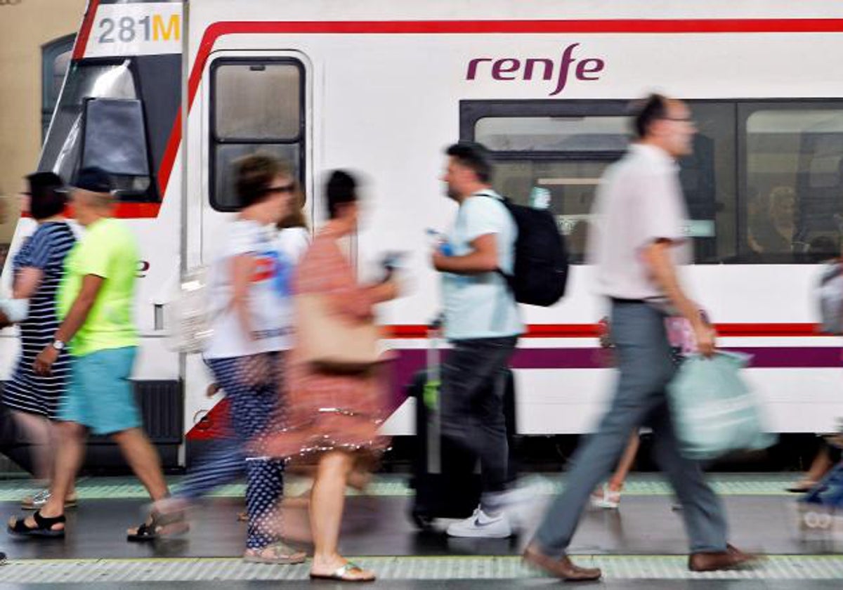 Imagen de archivo de un tren de Cercanías de Renfe en Valencia