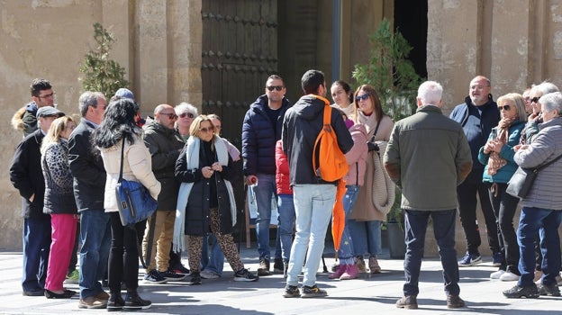 Guía en la calle Torrijos