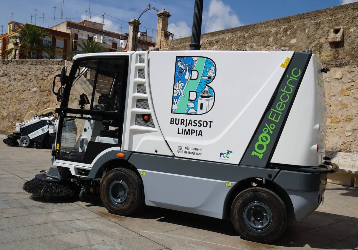 Imagen de uno de los vehículos de limpieza municipal del Ayuntamiento de Burjassot